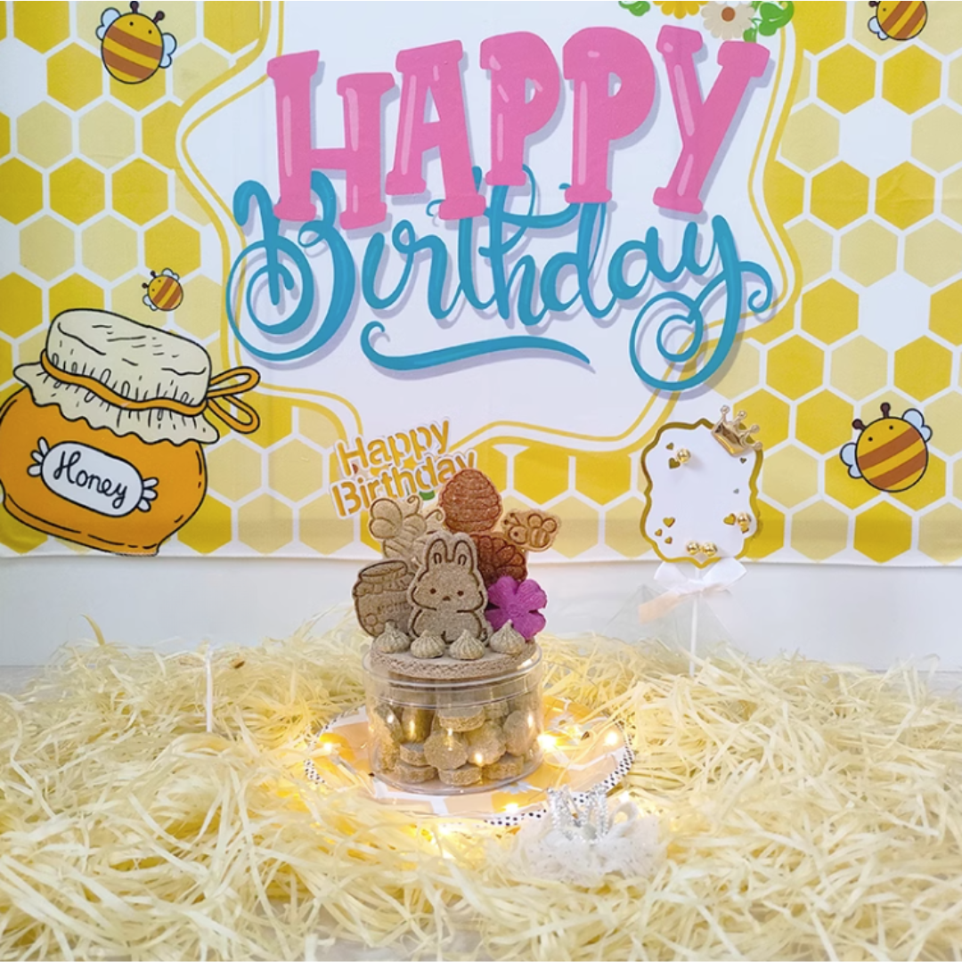 Munchies Honey Bee Birthday Hay Cake for Guinea Pigs, Rabbits & Chinchillas
