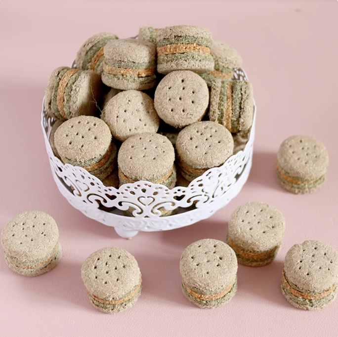 Munchies Handmade Hamburger Hay Cake – 4pcs Natural Treats for Rabbits, Guinea Pigs & Chinchillas