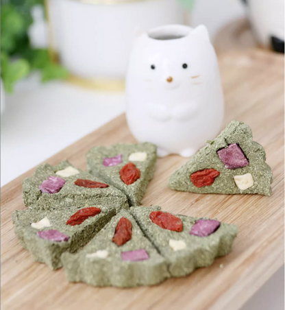 Munchies Handmade Pizza Hay Cake – Natural Treat for Rabbits, Guinea Pigs & Chinchillas