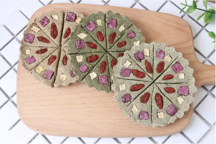 Munchies Handmade Pizza Hay Cake – Natural Treat for Rabbits, Guinea Pigs & Chinchillas