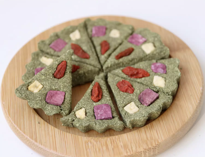 Munchies Handmade Pizza Hay Cake – Natural Treat for Rabbits, Guinea Pigs & Chinchillas