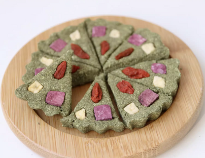 Munchies Handmade Pizza Hay Cake – Natural Treat for Rabbits, Guinea Pigs & Chinchillas
